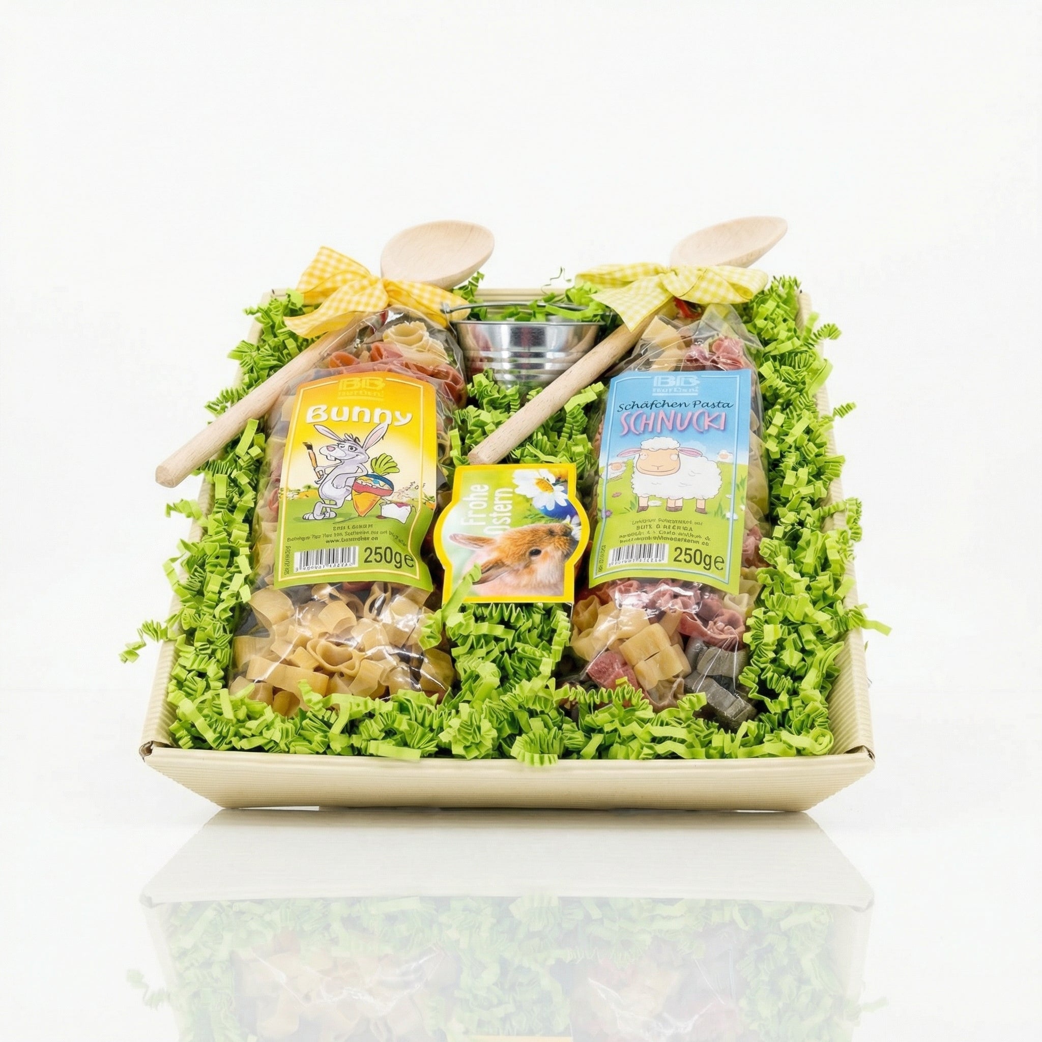 Geschenkkorb mit 2 Motivnudeln (schaf und bunny) mit kochlöffeln, minipflanzenset bunte blumen und zinkeimerchen