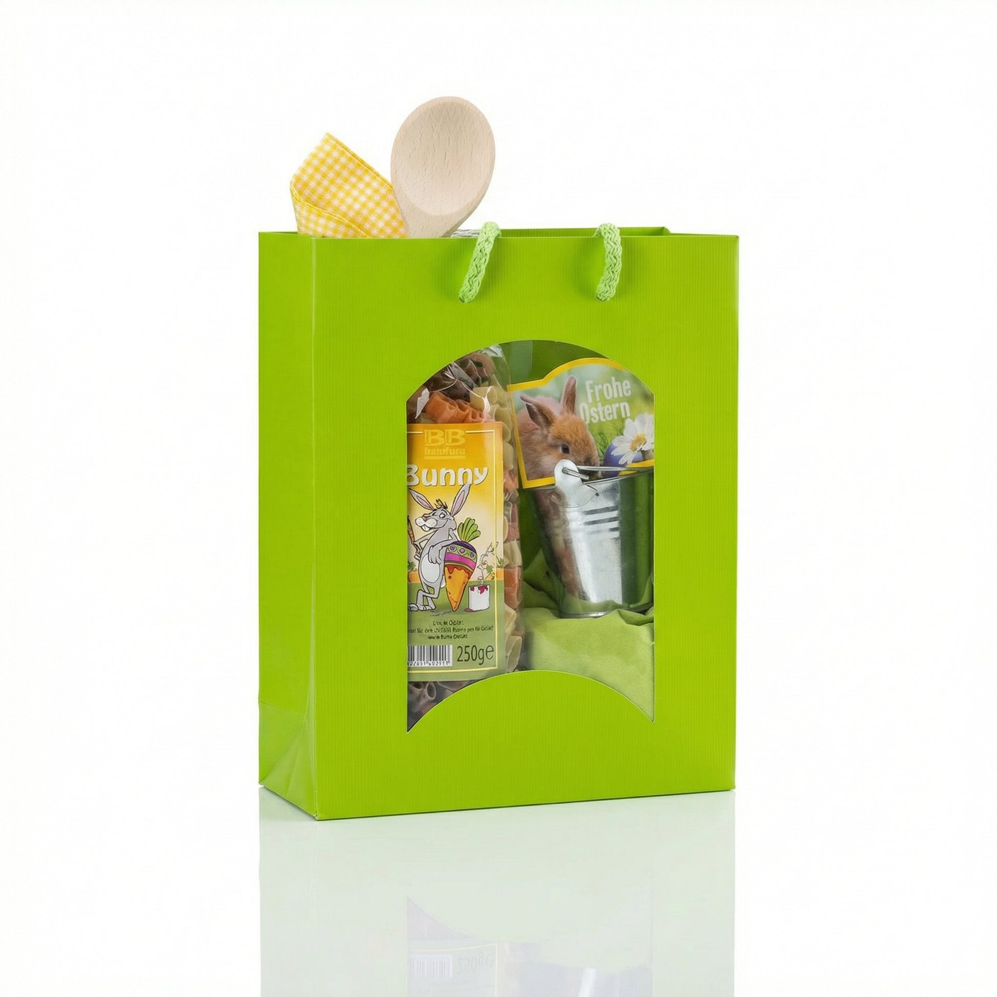 Ostergeschenktüte Pastabunnies: Bunte Hasennudeln, Mini-Pflanzset & Kochlöffel in grüner Präsenttüte. 