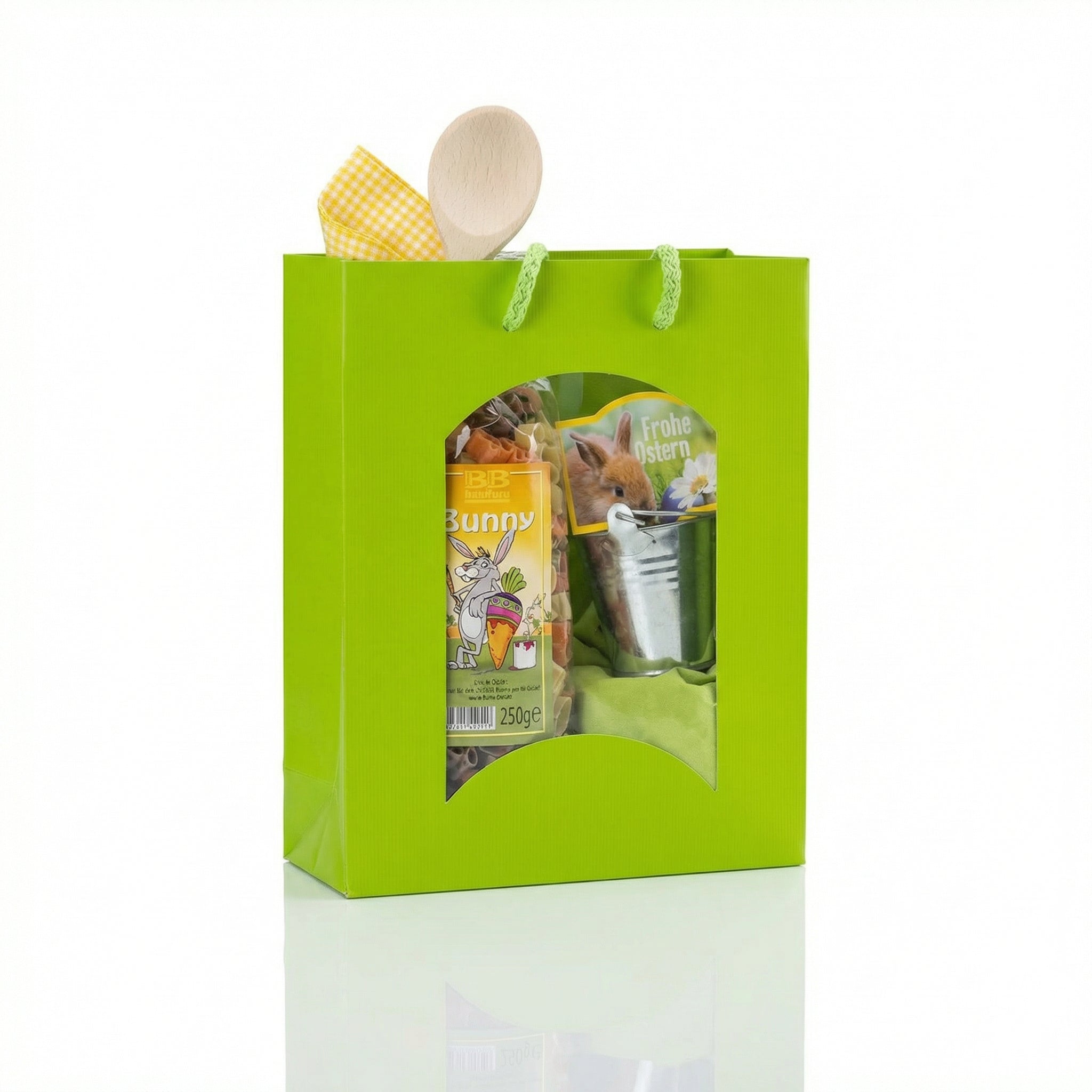 Ostergeschenktüte Pastabunnies: Bunte Hasennudeln, Mini-Pflanzset & Kochlöffel in grüner Präsenttüte. 